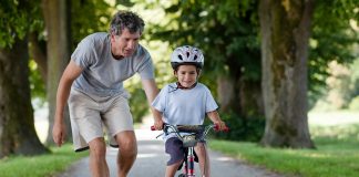 Easy Tips to Teach a Child to Ride a Bicycle CHILD LEARNING TO RIDE A BICYCLE